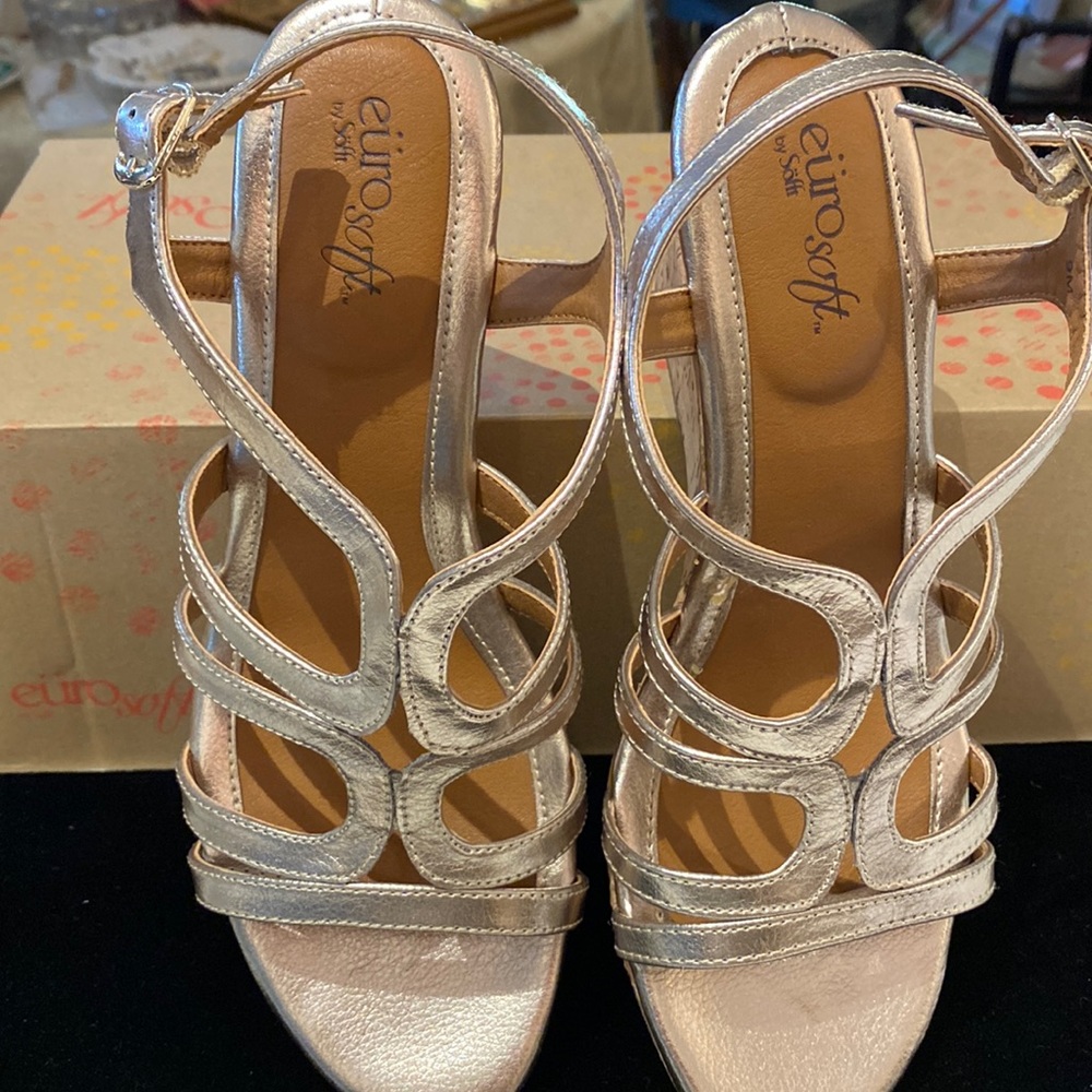 NWT Euro Soft by Sofft Leather  Sandal Gold Metallic size 9